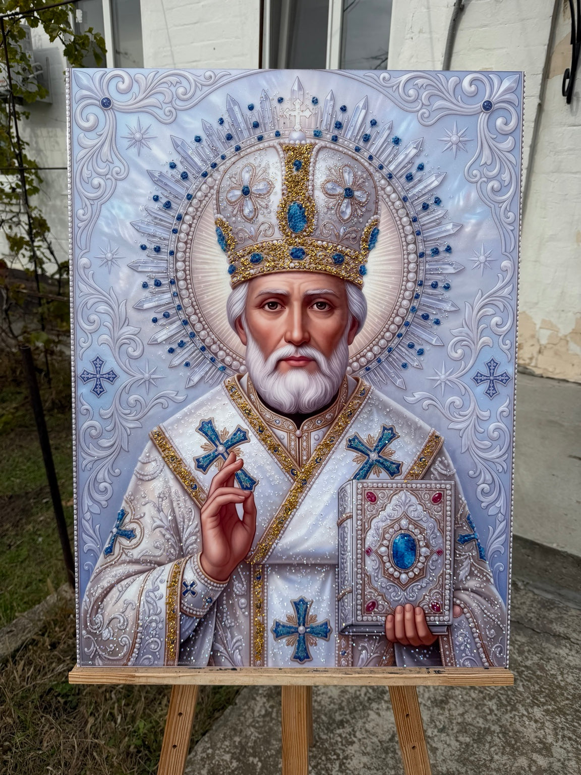 Святий Миколай Чудотворець у білому вбранні із синіми сапфіровими та золотими акцентами