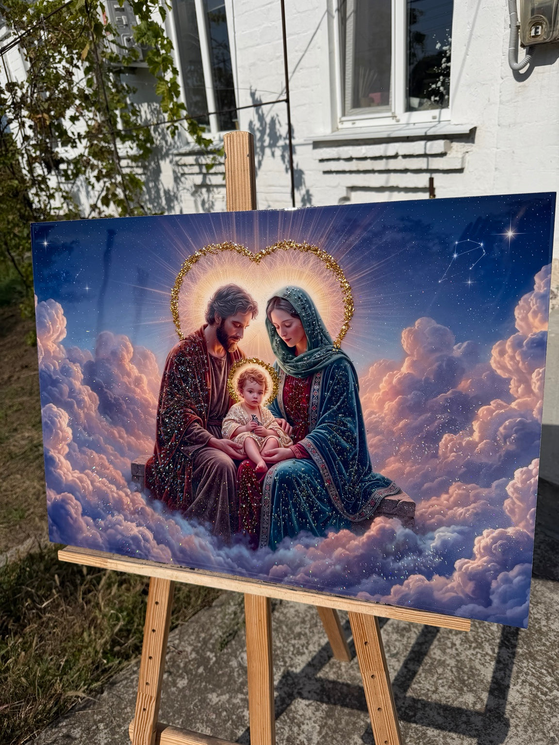 Свята Родина у рожевих та бузкових небесних хмарах із сяйвом у формі серця