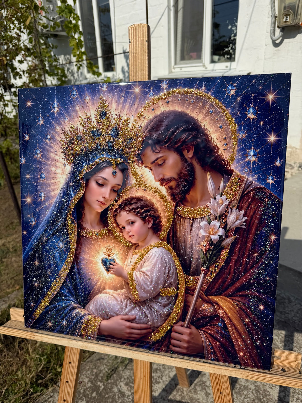 Свята Родина на глибокому синьому зоряному фоні, з золотими коронами й білими ліліями