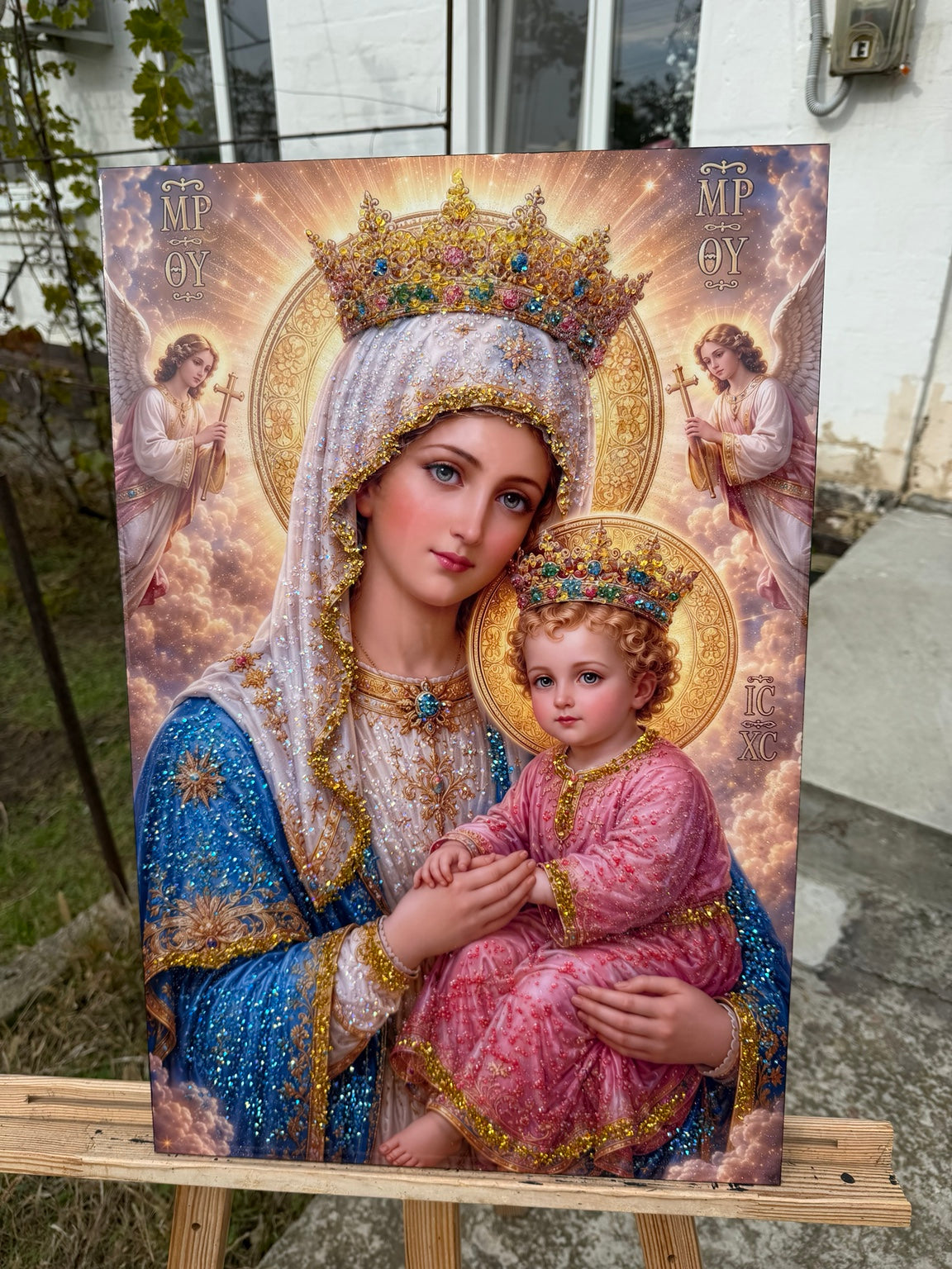 Образ Богородиця з Дитятком у синіх і рожевих шатах, золотих коронах, з ангелами