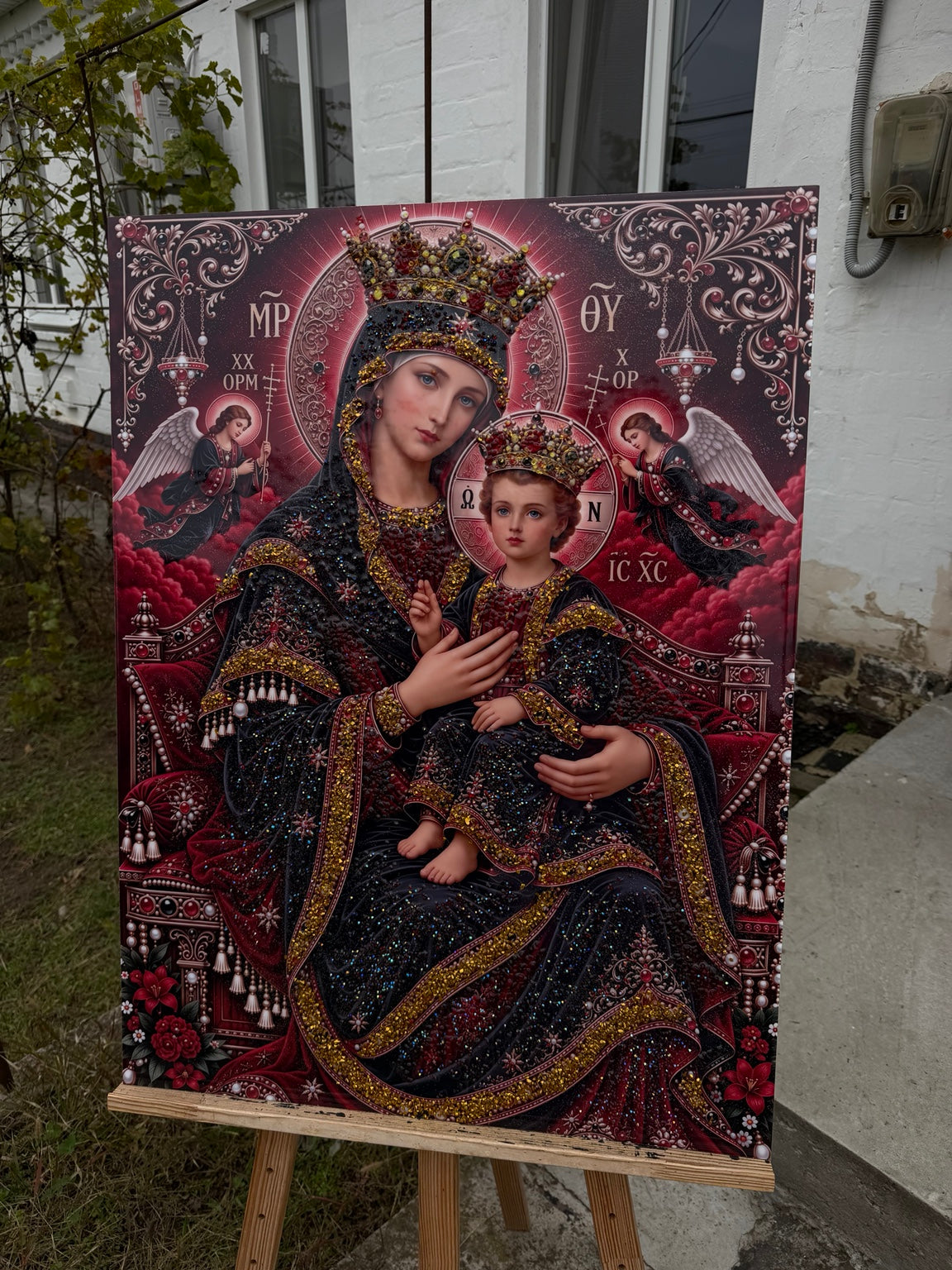 Богородиця з Дитятком у коронах, ангели, бордове тло
