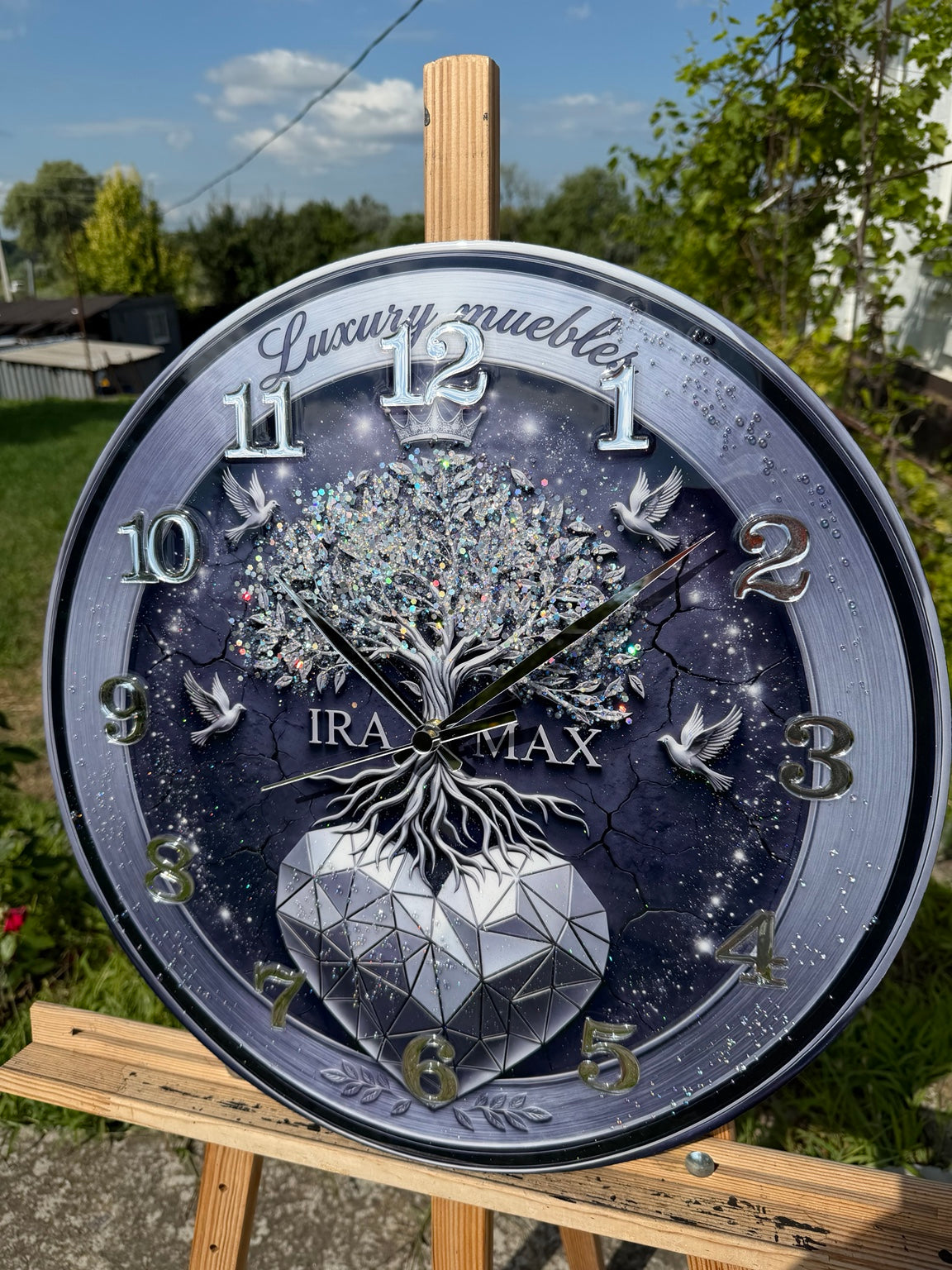 Круглий настінний годинник зі срібним деревом та прикладом персональних імен IRA і MAX