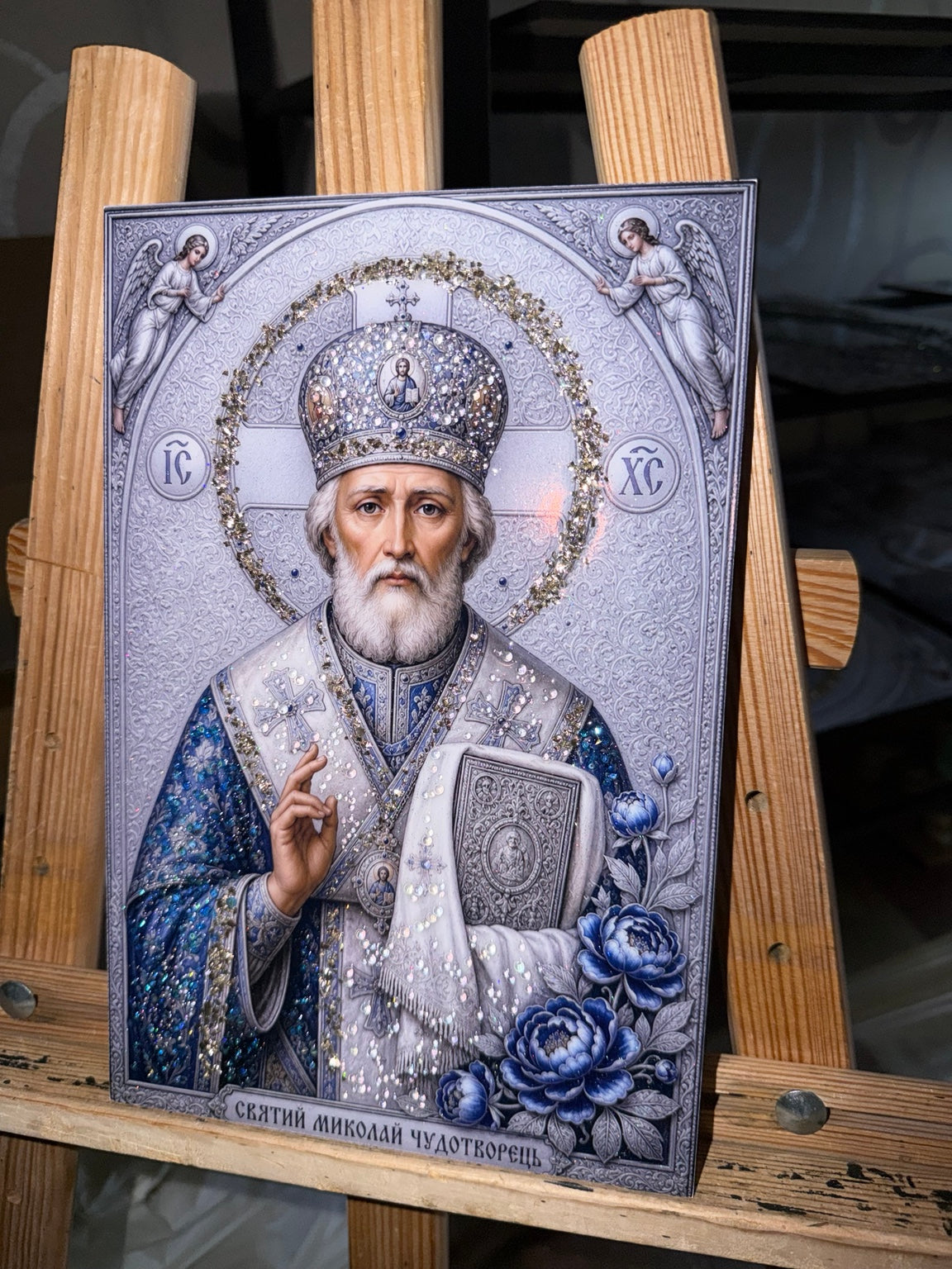 Святий Миколай Чудотворець у срібно-синіх шатах із синіми квітами